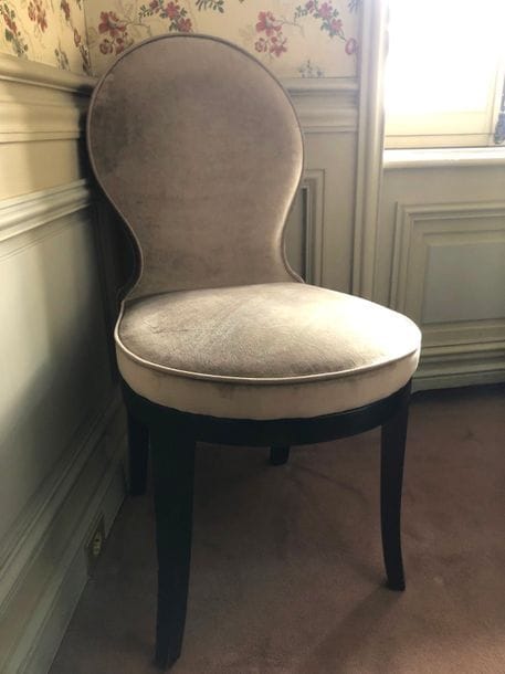11 chaises garniture tissu gris, pieds bois sabre. H : 92 cm (usagées)