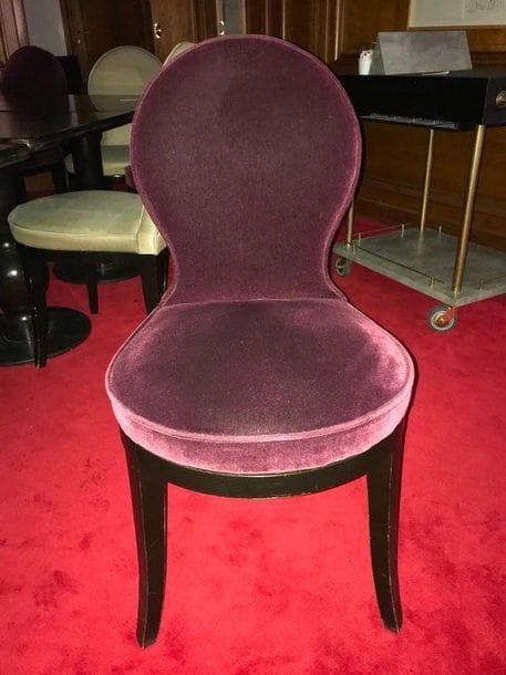 6 chaises garniture velours rouge cramoisi pieds sabre. H : 92 cm