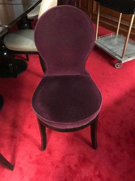 6 chaises garniture velours rouge cramoisi pieds sabre. H : 92 cm