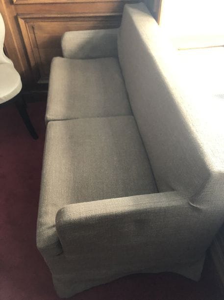banquette garniture tissu sable Piétement bois droit. L : 146 cm. H : 80 cm. Tache
