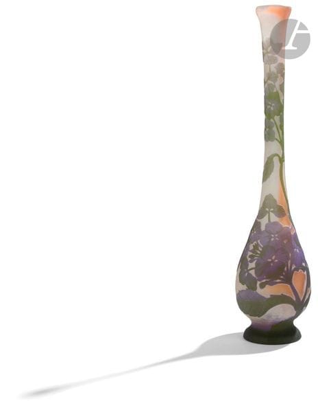 ÉTABLISSEMENTS GALLÉ (1904-1936) 
Hortensias
Vase piriforme sur talon à très long col terminé évasé. Épreuve en verre multicouche au décor, dégagé à l'acide, traité lavande et vert sur fond gris nuancé de rose. Signé GALLÉ, en réserve gravé en camée à l'acide. H. 38 cm