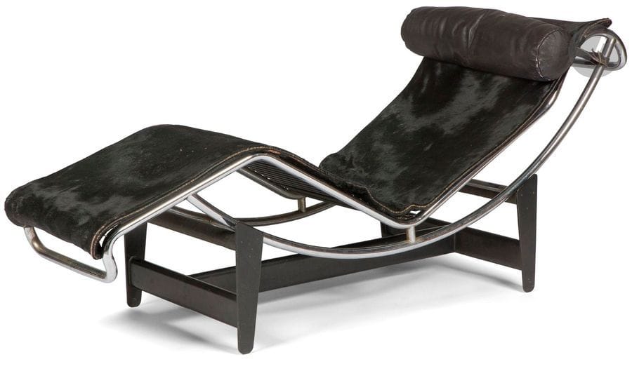 LE CORBUSIER (1887-1965) & PIERRE JEANNERET (1896-1967) & CHARLOTTE PERRIAND (1903-1999) CONCEPTEURS & CASSINA ÉDITEUR 
LC4, le modèle créé en [1928]
Chaise-longue. Structure tubulaire en acier chromé reposant sur un piètement en métal laqué noir, l'assise tendue de peau de poulain noir. Repose-tête cylindrique en cuir noir. Édition ancienne. Marqué LE CORBUSIER façon signature, porte la référence LC/4 et le numéro 4066, le tout gravé sous chromage sur le métal tubulaire. H. 70 x 165 x 56 cm