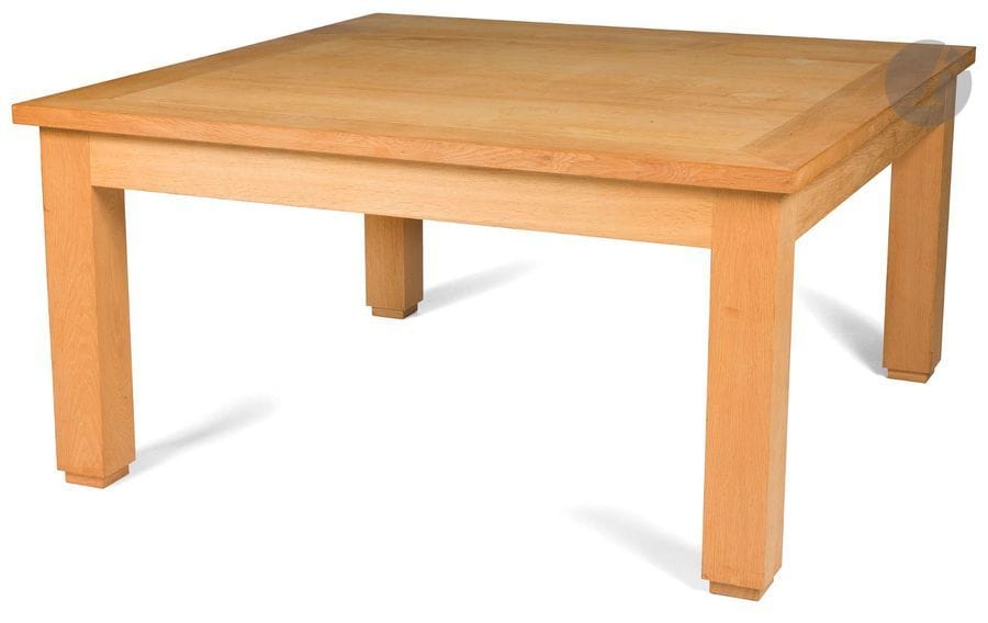 CHRISTIAN LIAIGRE (NÉ EN 1943) 
Ensemble de mobilier de salle à manger composé :
- d'une grande table carrée en chêne et placage de chêne, les pieds de section carrée et la ceinture en retrait. 75 x 150 x 150 cm
- d'une série de six chaises. Les pieds en placage de chêne, les assises et les hauts dossiers tapissées d'origine. H. 98 cm
Le tout en état d'usage.