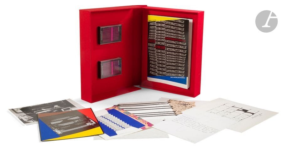 Henri CHOPIN
Poésie sonore internationale, 1979
Jean Michel Place éditeur, Paris, 1979. 
In-4 broché sous coffret toilé rouge, titre estampé à froid sur tout le premier plat complet de ses 2 cassettes sonores.
Édition originale tirée à soixante exemplaires. Exemplaire n°I dédicacé à Roberto Altmann.
Un des 20 ex. du tirage de tête contenant des œuvres originales signées par : 
- François Dufrêne (Dessous d’affiche) 
- Bernard Heidsieck (Collage magnétique) 
- Arthur Aeschbacher (Collage)
- Henri Chopin (Typewriterpoem) 
- Brion Gysin (Empreinte).
