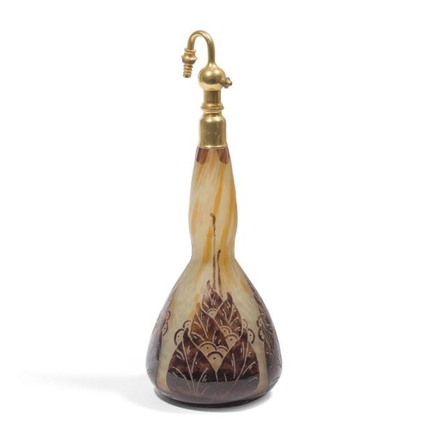 LE VERRE FRANÇAIS  
Lauriers 
Vase coloquinte au col coupé et monté postérieurement en vaporisateur. Épreuve en verre multicouche au décor, dégagé à l'acide, traité brun-écaille sur fond marmoréen jaune et rouille. Système de vaporisateur en métal doré non d'origine. Signé LE VERRE FRANÇAIS, gravé sur la base. H. avec système : 33 cm