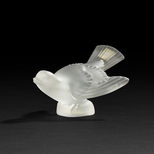 MAISON LALIQUE 
Moineau coléreux 
Épreuve en cristal moulé-pressé satiné. Signé LALIQUE France sous la base. H. 8 cm - L. 13,5 cm