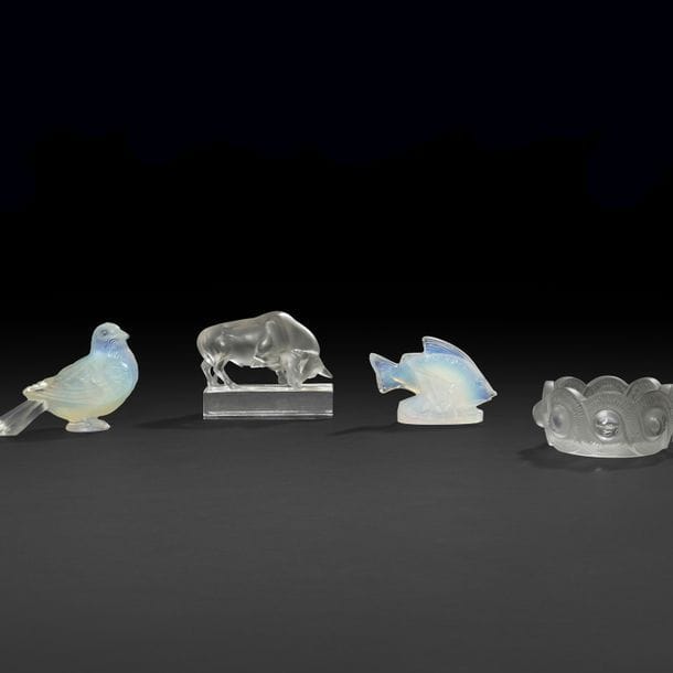 VERRE MOULÉ-PRESSÉ - 4 ŒUVRES  
CESARI FRANCE 
Pinson 
Sujet décoratif. Épreuve en verre opalescent moulé-pressé. Signé CESARI France. H. 9 cm - L. 12 cm 
MARIUS-ERNEST SABINO (1878-1961) 
Poisson 
Sujet décoratif. Épreuve en verre opalescent moulé-pressé. Signé SABINO Paris sous la base. H. 7,5 cm - L. 10 cm 
MAISON LALIQUE D'APRÈS UN MODÈLE DE RENÉ LALIQUE (1860-1945) 
Taureau, le modèle créé le [4 septembre 1931] 
Presse-papiers. Épreuve en verre moulé-pressé (Réf. Marcilhac 11-805). Accident à l'extrémité de l'une des cornes et aux angles du socle. Signé LALIQUE France sur la tranche. L. 10,5 cm 
LALIQUE FRANCE 
Gao, le modèle créé le [27 juillet 1934] 
Cendrier. Épreuve en verre blanc moulé-pressé et, en partie, satiné (Réf. Marcilhac 10-726). Signé LALIQUE France sous la base. D. 9,5 cm