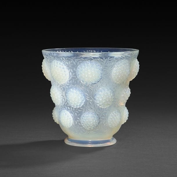 VERLYS 
Dahlias 
Vase cornet. Épreuve en verre opalescent moulé-pressé. Signé VERLYS au fond. H. 16,5 cm