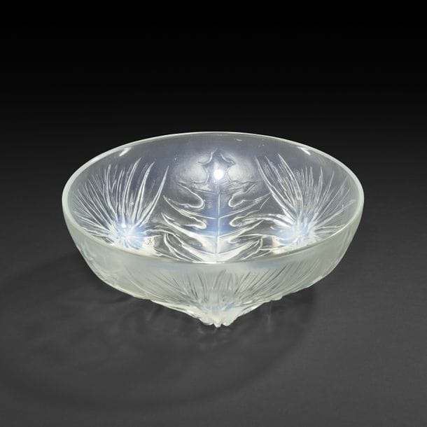 VERLYS FRANCE 
Chardons 
Coupe circulaire. Épreuve en verre opalescent moulé-pressé au décor en haut-relief. Signée et située VERLYS France. D. 22 cm