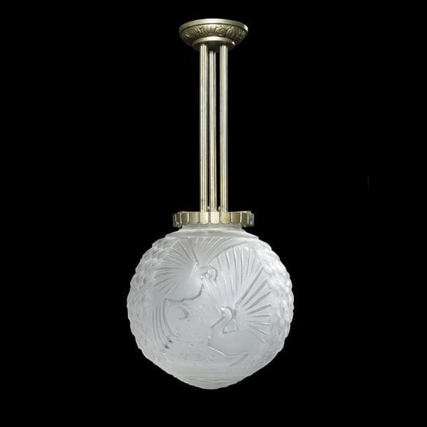 MULLER FRÈRES LUNÉVILLE 
Cigogne 
Suspension. La monture, non d'origine, en métal anciennement argenté. Le globe lumineux en verre soufflé-moulé au décor en relief. Importantes altérations et usures à l'argenture. La verrerie signée MULLER Fres Lunéville à la base. H. totale : 56 cm