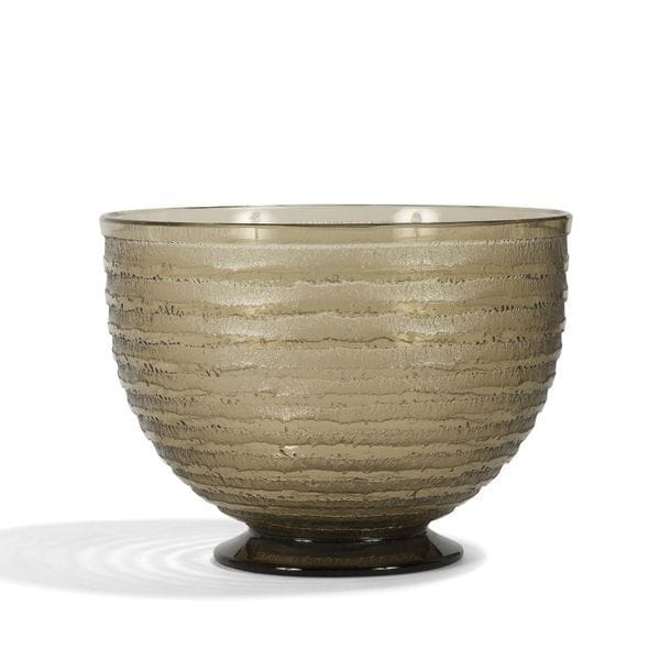 DAUM NANCY 
Coupe haute sur talon. Épreuve en verre fumé au décor de fines bandes circulaires gravées à l'acide. Signée DAUM Nancy France à la Croix de Lorraine sur le talon. H. 13 cm
