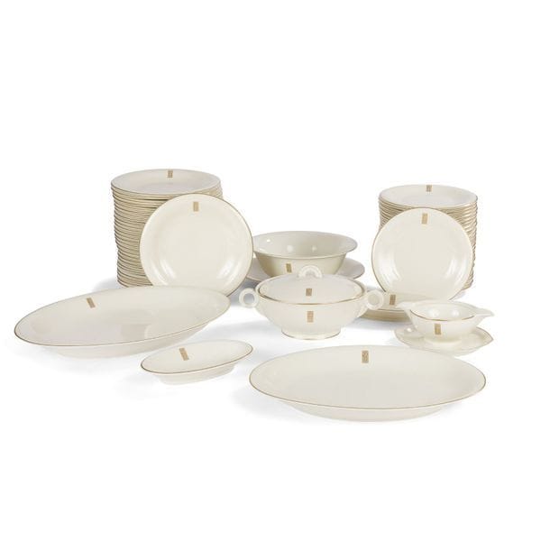 JEAN LUCE (1895-1964) 
Service de table en porcelaine ivoire à décor d'un filet or et du monogramme SB or, composé de 60 pièces et constitué comme suit : 
27 grandes assiettes  
26 assiettes à dessert  
1 plat ovale 
1 grand plat ovale 
1 plat circulaire 
1 soupière 
1 saucière 
2 raviers 
Petites usures, quelques cheveux épars.  
Chaque pièce marquée du cachet Jean LUCE France au revers.