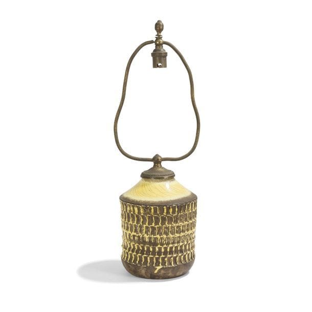 JEAN BESNARD (1889-1958) 
Pied de lampe cylindrique ou vase monté en lampe. Épreuve en faïence émaillée jaune au décor tournant réalisé à la molette et laissant entrevoir le fond terre. Vendu avec un système recevant l'abat-jour. Monogrammé et situé JB France sous la base. H. céramique seule : 17 cm