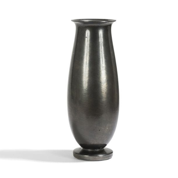 PAUL BONIFAS (1902-1975) 
Vase obus sur talon à col légèrement évasé. Épreuve en céramique lustrée noir. Infimes égrenures. Signé BONIFAS sous la base. H. 29,5 cm
