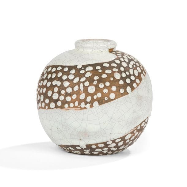 FÉLIX GÊTE (1870-1959) - C.A.B. (CERAMIQUE D'ART DE BORDEAUX) (ATTRIBUÉ À) 
Vase sphérique à col annulaire. Épreuve en céramique ivoire ; une bande en spirale et parsemée de pois émaillés ivoire sur fond terre formant décor. Vers 1930. Marqué 355 sous la base. H. 10 cm