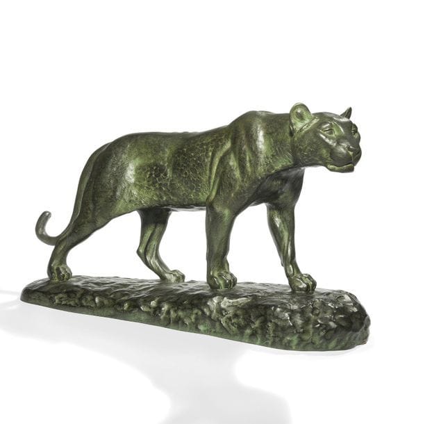 LOUIS RICHÉ (1877-1949) 
Lionne humant 
Sculpture. Épreuve en bronze à patine vert antique nuancé. Fonte d'édition ancienne ; la fonderie d'Art Patrouilleau est réputée avoir cessé ses activités avant 1940. Signée L. RICHÉ Médaille d'or, porte la marque de fondeur PATROUILLEAU Éditeur et la mention Bronze sur la terrasse. 32 x 54 x 16 cm