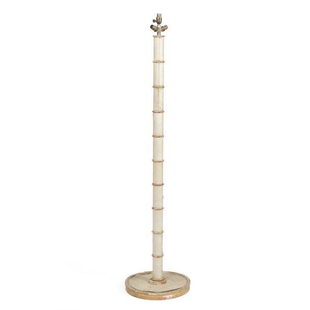 TRAVAIL DE DÉCORATEUR DES ANNÉES 1930/40 
Pied de lampadaire gainé de son parchemin d'origine. Le fût cylindrique repose sur une base au pourtour en bois doré. Le fût est au décor d'anneaux également en bois doré. Taches, manques, décollements, piqûres, dorure très altérée. H. 163 cm