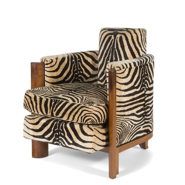TRAVAIL DES ANNÉES 1930/40 
Intéressant fauteuil de salon en placage de palissandre. Les montants avant en quart-de-cercle, les pieds arrière en goutte, le fond cintré et le dossier décrivant une verticale. Tapisserie non d'origine façon peau de zèbre. État d'usage, notamment aux tapisseries. H. 88 cm - L. 70 cm - P. 78 cm
