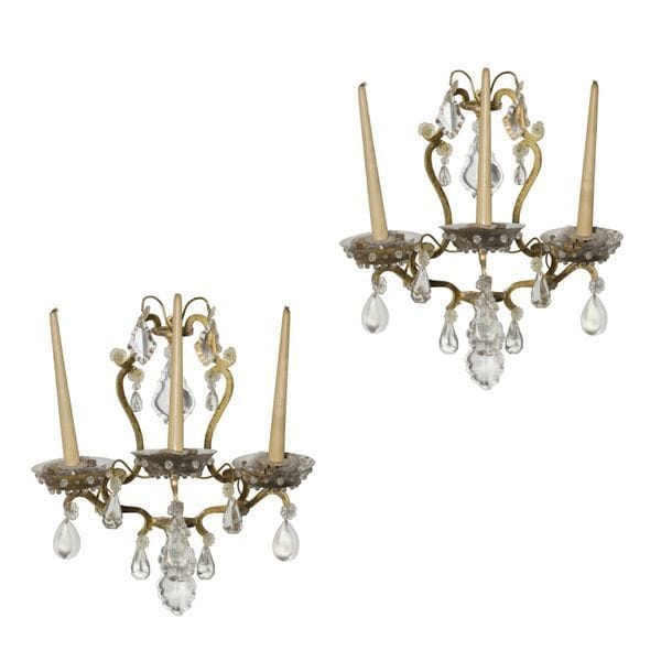 MARTIN & GUENIER (ATTRIBUÉ À) 
Paire d'appliques à deux bras de lumière. Épreuves en laiton. Décor de pendeloques, marguerites et billes facettées en verre. Années 1940/50. H. 42 cm