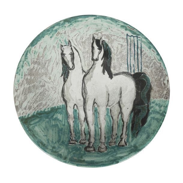 ATELIER DU GRAND CHÊNE - LJUBA NAUMOVITCH (1898-1954) - ODETTE GOURJU (1904-1954) 
Couple de chevaux 
Plat circulaire sur talon. Épreuve en céramique émaillée polychrome. Marqué GRAND CHÊNE Vallauris au revers. D. 37 cm