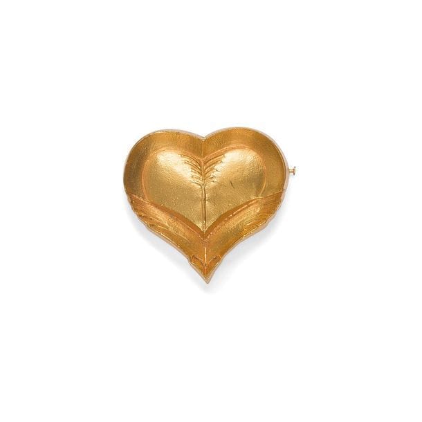 LINE VAUTRIN (1913-1997) 
Cœur Flèche dit aussi Cœur 
Broche. Épreuve en bronze doré. Fin des années 1940. Vendue avec son étiquette d'origine (mention du titre et références). L. 5,8 cm 
 
Provenance : 
Ancienne Collection de M. X., représentant de commerce en bijoux pour l'Asie du Sud à la fin des années 1940. Notre œuvre était un type de collection et ne fut jamais portée.