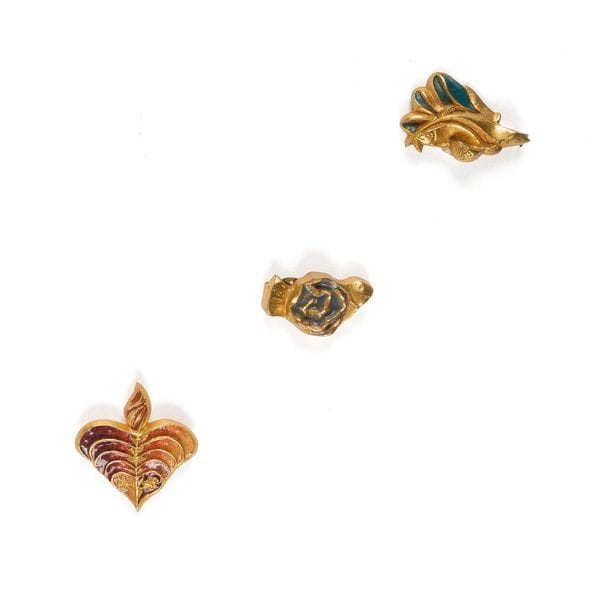 LINE VAUTRIN (1913-1997) 
BIJOUX - 3 ŒUVRES 
Cœur ardent 
Broche. Épreuve en bronze doré et émail. Fin des années 1940. Vendue avec son étiquette d'origine (mention du titre et références). H. 5,5 cm 
Atlantique 
Broche. Épreuve en bronze doré et émail. Fin des années 1940. Vendue avec son étiquette d'origine (mention du titre et références). L. 5,5 cm 
Oiseau magique 
Clip de corsage. Épreuve en bronze doré et émail. Fin des années 1940. Vendu avec son étiquette d'origine (mention du titre et références). L. 5 cm 
 
Provenance : 
Ancienne Collection de M. X., représentant de commerce en bijoux pour l'Asie du Sud à la fin des années 1940. Nos œuvres étaient des types de collection et ne furent jamais portées.