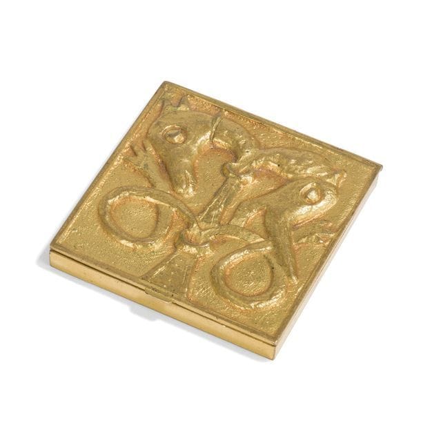 LINE VAUTRIN (1913-1997) 
Le loup et le renard 
Poudrier carré. Épreuve en bronze et laiton doré. Complet de son miroir intérieur. Petits frottements au revers de la base, petites piqûres au miroir intérieur. Signé Line VAUTRIN au revers. 7 x 7 cm