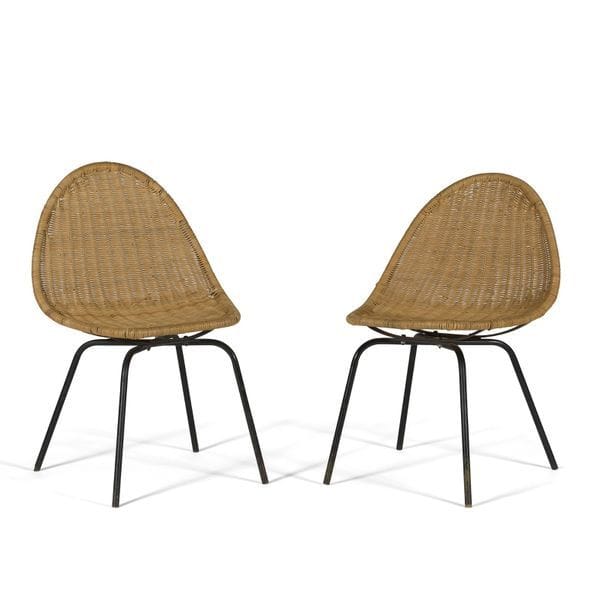 TRAVAIL DES ANNÉES 1950 DANS LE GOÛT DE GIAN FRANCO LEGLER  
Paire de chaises. Les assises en baquet se poursuivant en dossiers et réalisées en rotin. Les piètements en métal tubulaire laqué noir. H. 77 cm - L.48 cm - P.40 cm