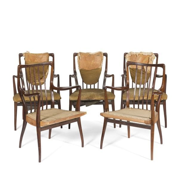 ANDREW J. MILNE (XXe) DESIGNER & MINES AND WEST UK FABRICANT & HEALS ÉDITEUR 
Le modèle conçu en [1947] 
Suite de 5 fauteuils organiques en palissandre finement sculpté. Les fonds de dossier barreaudés et les dossiers en écusson. Les assises et les médaillons garnis et tapissés d'origine. Circa 1950. Accidents, manques, manque un médaillon de dossier, garnitures et tapisseries en très mauvais état et incomplètes. H. 90 cm - L. 56 cm - P. 51 cm