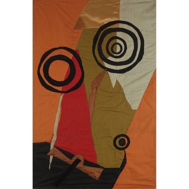 REINHILDE PELZ TASSELLO (XXe-XXIe) 
Inspirations caldériennes 
Tapisserie patchwork en tissu polychrome tendu sur panneau. Petits trous, petites déchirures et petites taches épars. Signée REINHILDE PELZ et datée 12.(19)66 au revers du tissu. Annotée RELNHILDE PELZ 12/66 au verso. 150 x 100 cm