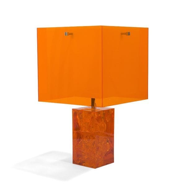 PIERRE GIRAUDON (NÉ EN 1923) (ATTRIBUÉ À) 
Lampe de salon à fût quadrangulaire. Épreuve en résine fractale teintée orange, à double abat-jour de forme carrée en plexiglas blanc et orange. H. 63 cm