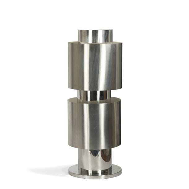 TRAVAIL DES ANNÉES 1970 
Importante lampe de parquet. Le fût composé de deux cylindres en métal brossé encerclant trois cylindres plus petits en métal chromé. La surface intérieure laquée blanc. H. 67 cm