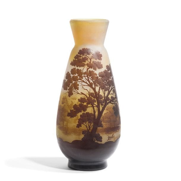 ÉTABLISSEMENTS GALLÉ (1904-1936)  
Paysage lacustre ; un arbre en premier plan 
Important vase piriforme méplat sur talon et à col évasé. Épreuve en verre multicouche au décor, dégagé à l'acide, traité brun et roux sur fond jaune nuancé de blanc. Signé GALLÉ, en réserve gravé en camée à l'acide. H. 51,5 cm