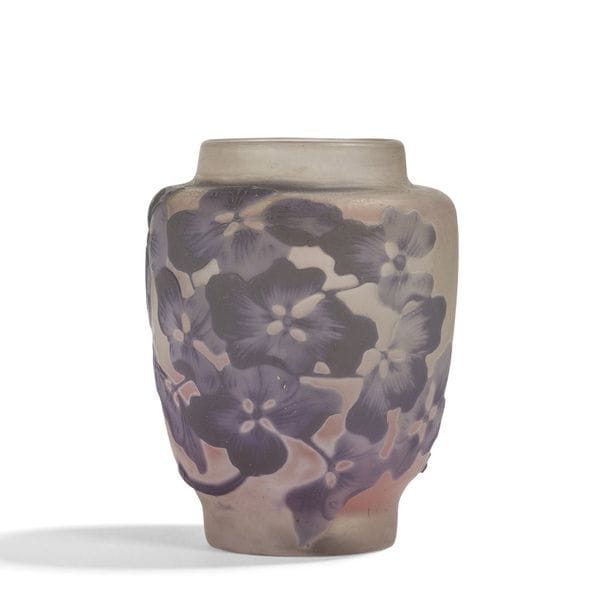 ÉTABLISSEMENTS GALLÉ (1904-1936) 
Hortensias  
Vase balustre miniature à col annulaire. Épreuve en verre multicouche au décor, dégagé à l'acide, traité violet sur fond mauve et rose. Signé GALLÉ, en réserve gravé en camée à l'acide. H. 8 cm