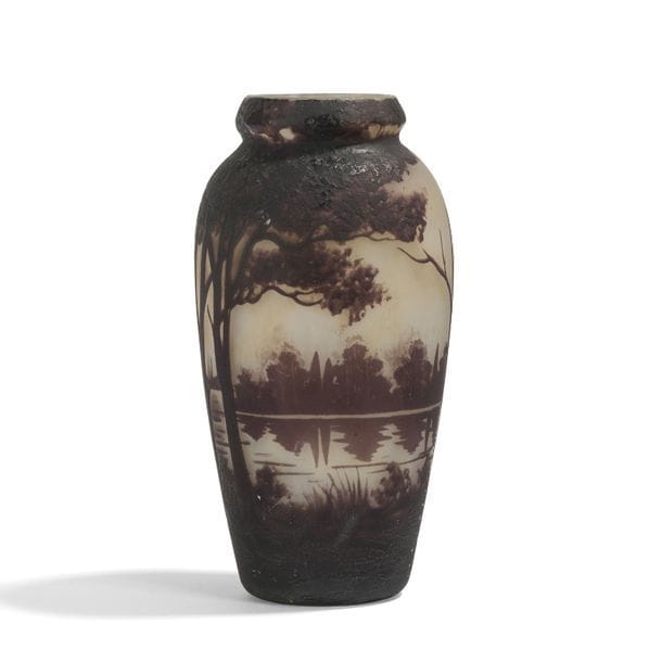 MULLER FRÈRES LUNÉVILLE 
Paysage lacustre 
Vase balustre à col ourlé. Épreuve en verre multicouche à décor dégagé à l'acide traité violet sur fond beige et mauve marmoréen. Signé MULLER Frères Lunéville, en réserve gravé en camée à l'acide. H. 16,5 cm