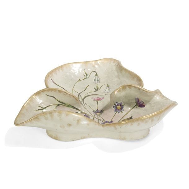 ÉMILE GALLÉ (1846-1904) 
Perce-neige et hellébores sur fond de paysage lacustre enneigé 
Coupe polylobée sur talon. Épreuve en céramique émaillée au décor polychrome. Marquée E.G. à la Croix de Lorraine Déposé et Émile GALLÉ à Nancy au revers. L. 27,5 cm