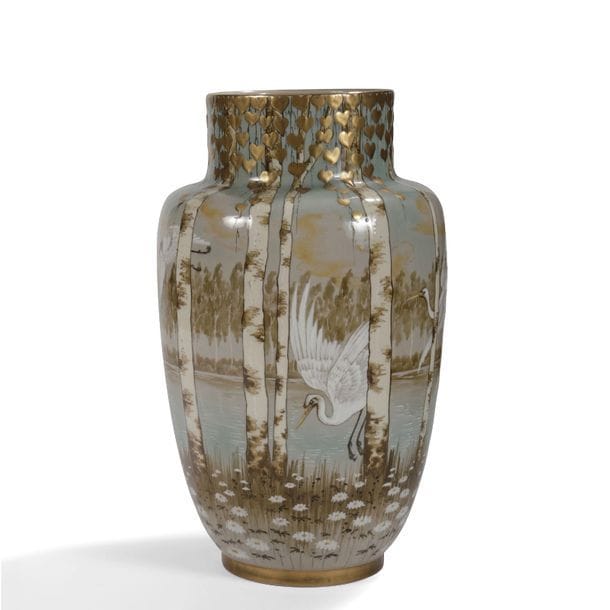MANUFACTURE KELLER & GUÉRIN À LUNÉVILLE 
Cigognes dans un paysage lacustre 
Grand vase balustre à col droit. Épreuve en céramique émaillée polychrome et à l'or au four. Marqué K.G Lunéville et porte le numéro 69 sous la base. H. 40 cm
