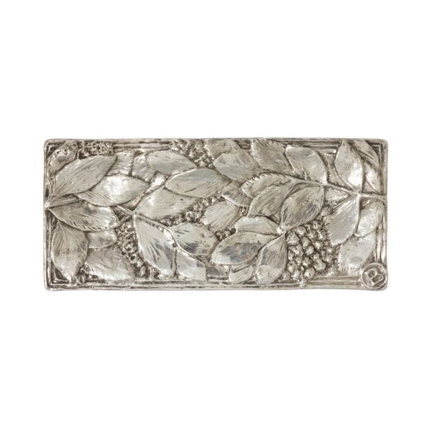 BERTHE CAZIN (1872-1971) 
Fruits et feuillages 
Plateau porte-cartes reposant sur quatre pieds sphériques. Épreuve en argent. Circa 1910/12. 10,5 x 24 cm
