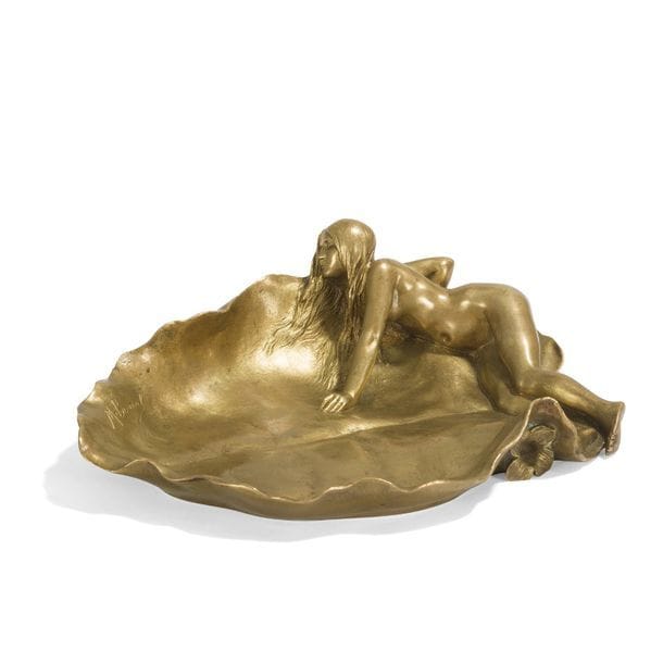 MAURICE BOUVAL (1863-1916) 
Ophélie 
Coupe vide-poche. Épreuve en bronze doré. Fonte d'édition ancienne, début XXe. Signé M. BOUVAL, porte la marque du fondeur THIÉBAUT Frères - FUMIÈRE et GAVIGNOT Paris et porte le numéro 6591 au revers. L. 17 cm