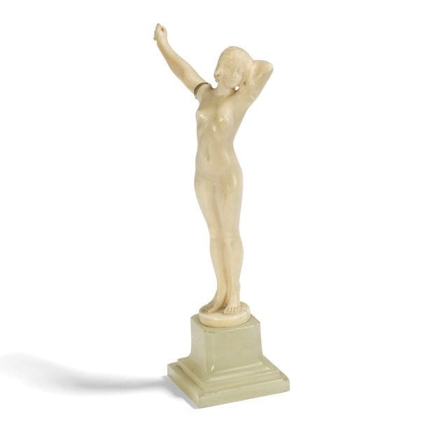 LOUIS SOSSON (ACTIF ENTRE 1905-1935) 
L'éveil 
Sculpture. Épreuve en ivoire finement sculpté. Socle en onyx. Signée L. SOSSON sur la terrasse. H. 14 cm