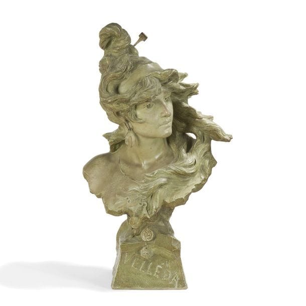 ALFRED JEAN FORETAY (1861-1944) 
Velléda 
Sculpture. Épreuve en terre cuite à patine verte. Petit choc à l'arcade sourcilière. Titrée et signée A. FORETAY sur la terrasse. H. 63 cm