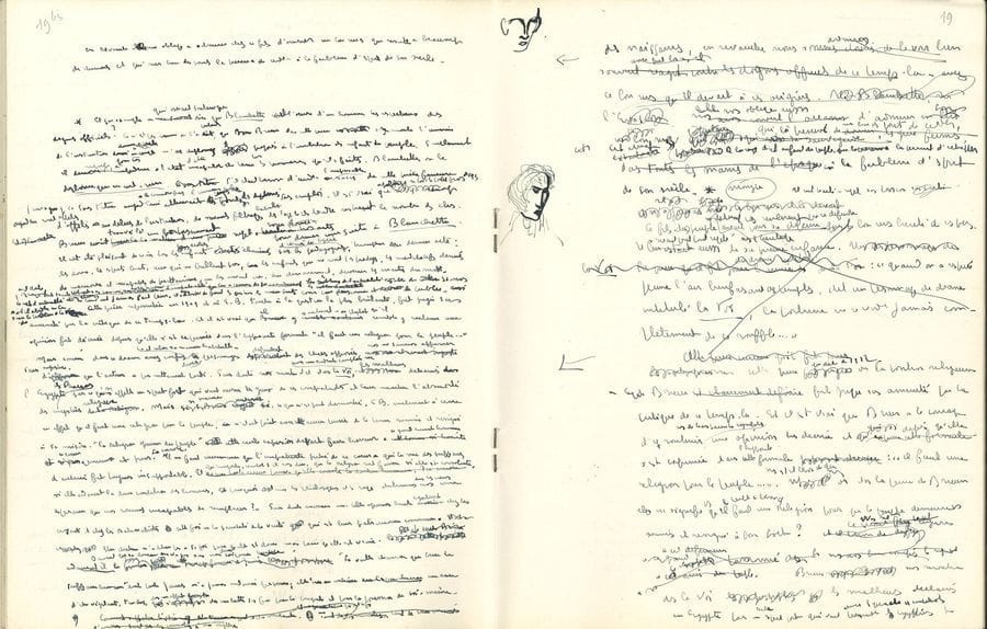 MAURIAC François (1885-1970) [AF 1933, 22e f].
MANUSCRIT autographe signé « François Mauriac », [Discours de réception], 1933 ; cahier petit in-4 (25 x 19,5 cm) de 27 pages sur 23 feuillets (plus feuillets blancs), couverture de papier fort brun avec dédicace.

Brouillon très corrigé de son Discours de réception à l’Académie française.
[Élu le 1er juin 1933 au fauteuil d’Eugène Brieux, Mauriac fut reçu sous la Coupole le 16 novembre 1933 par André Chaumeix.]
Ce manuscrit, sur un cahier d’écolier dont les feuillets sont remplis d’une minuscule écriture à l’encre bleu-noir, présente de très nombreuses ratures et corrections, d’importantes additions dans les marges ou sur les pages en regard, des passages biffés ; une page présente deux petits dessins à la plume de visages.
Sur la couverture, dédicace à l’écrivain Paul BRACH (1893-1939) : « à Paul Brach amateur de brouillons – en affectueux souvenir François Mauriac Paris 16 novembre 1933 ».
Avant de faire l’éloge de son prédécesseur, l’auteur dramatique Eugène BRIEUX (1858-1932), François Mauriac rend un vibrant hommage à son maître Maurice BARRÈS. 
« Messieurs Comme il n’existe pas, pour un écrivain, de plus grand honneur que celui d’être appelé à régner parmi vous, la joie qu’il éprouve à vous témoigner sa reconnaissance devrait être sans ombre. Mais faut-il que votre nouvel élu soit insatiable ! Il ne lui suffit pas de la promptitude avec laquelle vous l’avez accueilli. Tant d’illustres suffrages réunis sur mon nom ne sauraient qu’adoucir ma tristesse de ne pas trouver aujourd’hui pour m’accueillir à l’arrivée, celui qui, en quelque sorte, m’avait béni au départ.
Si l’on peut dire qu’un homme de lettres vient au monde avec son premier livre, en la personne de Maurice Barrès, votre compagnie s’est penchée sur mon berceau. Que dis-je ? Elle m’a, littérairement, donné l’être et la vie. Avant l’extraordinaire fortune qui m’échoit aujourd’hui, mes vingt ans avaient eu déjà le bénéfice d’une él