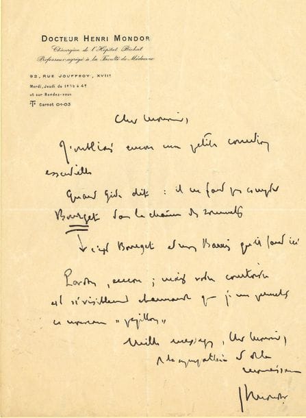 MONDOR Henri (1885-1962) médecin et écrivain [AF 1946, 38e f].
Discours prononcés dans la séance publique tenue par l’Académie Française pour la réception de M Henri Mondor, 30 octobre 1947 (Paris, typographie de Firmin-Didot et Cie, 1947), avec ENVOI autographe signé ; et 6 L.A.S. d’Henri MONDOR à Abel BONNARD ; in-4, reliure demi-percaline verte (D. Montecot), et 8 pages in-8 à son en-tête montées sur onglets sur des feuillets de papier vergé.

Édition originale : éloge de Paul VALÉRY par son successeur Henri MONDOR, suivi de la Réponse de Georges DUHAMEL. Mondor a inscrit cet ENVOI autographe : « Pour Monsieur Julien Monod — le meilleur ami de Paul Valéry et le seul qui ne le dira jamais. Ce très affectueux souvenir et un peu de la gratitude que tant d’admirateurs du grand Poète lui doivent et lui devront. HMondor ».
Dans ses lettres à Abel BONNARD, Mondor le remercie pour son « papier », et corrige sa citation de Montesquieu... Il conseille de ne lire, dans son livre, « au bas de la page 173, qu’un salut »... Il répond avec émotion à l’académicien, dédicataire d’un livre de Paul Valéry : « Vous embellissez une époque par tant de côtés si sévère »... Il recommande au ministre, pour la Faculté de Médecine, M. Sénèque, appelé en consultation auprès de M. Laval blessé... Il le remercie de son « beau livre déjà célèbre » [Les Modérés], et il corrige une citation de Gide, qui nomme Bourget, et non Barrès...
On a relié à la fin du volume des coupures de presse et divers documents.
On joint le MANUSCRIT autographe signé de sa Préface à L’Inspiré des Nymphes d’Algernon Charles SWINBURNE traduit par André FONTAINAS (Somogy, 1946 ; 5 pages petit in-4 avec ratures et corrections), évoquant notamment l’admiration mutuelle entre MALLARMÉ et Swinburne ; plus 6 L.A.S. et 2 textes dactyl. annotés.