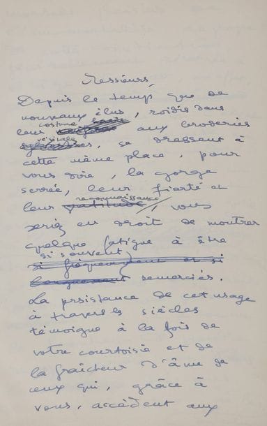 TROYAT Henri (1911-2007) [AF 1959, 28e f].
MANUSCRIT autographe signé « Henri Troyat », Discours de réception à l’Académie Française, 1960 ; 2-127 feuillets petit in-fol. montés sur onglets et reliés en un volume petit in-fol. carré demi-chagrin bordeaux à coins.

Manuscrit de travail de son discours de réception à l’Académie française au fauteuil de Claude Farrère.
Lev Aslanovitch Tarassov, dit Henri Troyat, a été élu le 21 mai 1959 à l’Académie au fauteuil de Claude Farrère (décédé le 21 juin 1957) ; né à Moscou, il était le premier écrivain d’origine étrangère admis dans cette institution. La réception eut lieu le 25 février 1960 ; Henri Troyat fut reçu par le maréchal Juin.
Troyat fait part de son émotion en songeant à sa Russie natale, « à la distance qui sépare mon lieu de naissance du lieu où me voici », aux coupoles du Kremlin bien différentes de celle-ci, au petit garçon enfin qu’il était et qui, « fuyant avec ses parents son pays déchiré par la guerre, débarqua à Paris au début de l’année 1920 », pensant qu’il n’y resterait que quelques mois. Il évoque la force qu’eurent bientôt la culture et l’art français sur le jeune immigré qu’il était : « Bientôt la France le saisit tout entier ». Puis il retrace, avec son talent de biographe, la vie et l’œuvre de son prédécesseur Claude FARRÈRE (1876-1957), pour conclure : « Pareil aux vieux conteurs arabes qu’il avait rencontrés, Claude Farrère a voulu, jusqu’à son dernier souffle, imaginer des fables et les répandre autour de lui pour notre délassement. À une époque où trop d’écrivains croiraient déchoir s’ils n’apportaient au monde un message politique, mystique, esthétique ou social, il a eu le naïf courage de n’être qu’un romancier. Si certains de ses héros manquent de poids, si une psychologie sommaire les anime, si des péripéties invraisemblables les poussent d’un chapitre à l’autre, l’espèce d’entrain chaleureux que met l’auteur à écrire ses livres lui gagne plus d’une fois la sympathie du lect