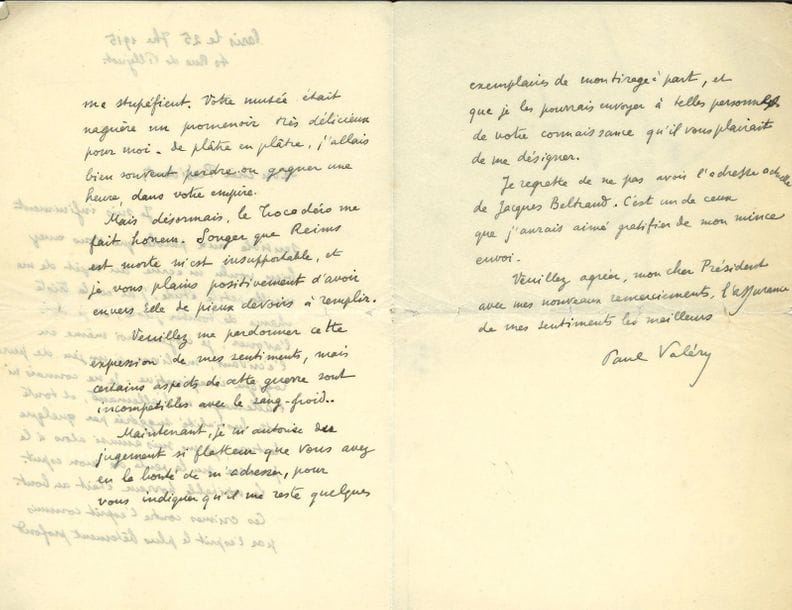 VALÉRY Paul (1871-1945) [AF 1925, 38e f].
L.A.S. « Paul Valéry », Paris 25 septembre 1915, [à Camille enlart, président de la Société des Amis des Cathédrales, et directeur du Musée de Sculpture comparée, au Palais du Trocadéro] ; 2 pages et demie in-8.

Belle lettre relative à La Conquête allemande, à l’organisateur de la première exposition de photographies de monuments dévastés par la Guerre. 
[L’étude de Paul Valéry La Conquête allemande, parue dans The New Review de Londres, n° 92, janvier 1897, puis publiée hors commerce, fut reprise par Le Mercure de France du 1er septembre 1915.]
« Je suis infiniment sensible aux paroles que vous avez bien voulu m’écrire au sujet de ma vieille petite étude. J’ai eu la triste chance de tomber juste ; et je dois l’avouer, je croyais moi-même en l’écrivant, me livrer à un jeu de pure logique imaginative. Je ne connais ni l’Allemagne ni l’allemand, et toute cette bestialité suggérée par quelque lecture, je me suis amusé alors à la pousser sur la pente de mon esprit. La véritable horreur était au bout. Ces crimes contre l’esprit commis par l’esprit le plus bêtement profond me stupéfient. Votre musée était naguère un promenoir très délicieux pour moi. De plâtre en plâtre, j’allais bien souvent perdre ou gagner une heure, dans votre empire. Mais désormais, le Trocadéro me fait horreur. Songer que Reims est morte m’est insupportable, et je vous plains positivement d’avoir envers elle de pieux devoirs à remplir. […] certains aspects de cette guerre sont incompatibles avec le sang-froid »…
On joint une enveloppe à en-tête de l’Académie, à son nom, portant le calcul de la somme de ses indemnités et droits de présence en juin 1934. Plus une photo de Valery et Mauriac en habit d’académicien.
