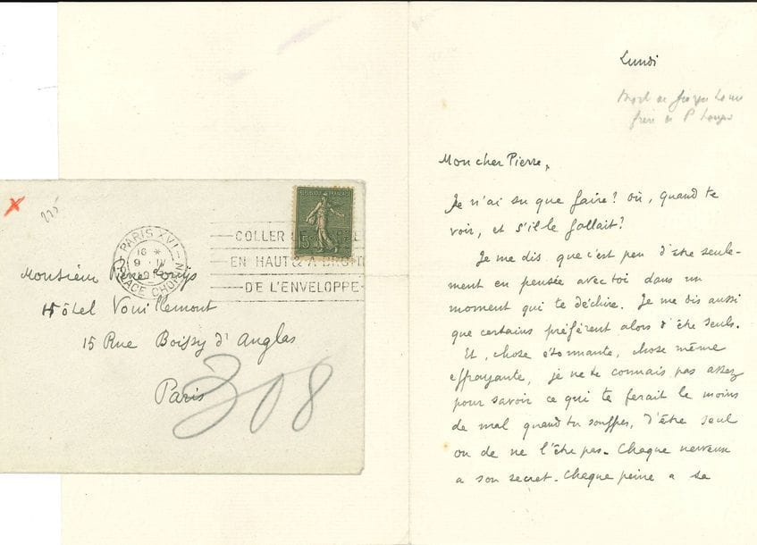 VALÉRY Paul (1871-1945) [AF 1925, 38e f].
L.A.S. « P.V. », Lundi [9 avril 1917], à Pierre louÿs ; 2 pages et quart in-8, enveloppe.

Au surlendemain de la mort de Georges Louis, demi-frère de l’écrivain.
Dans un moment aussi déchirant, certains préfèrent être seuls. « Et, chose étonnante, chose même effrayante, je ne te connais pas assez pour savoir ce qui te ferait le moins de mal quand tu souffres, d’être seul ou de ne l’être pas. Chaque nerveux a son secret. Chaque peine a sa figure absolument privée et incommunicable »… Il fera tout ce qu’il pourra pour être à Saint-Sulpice le lendemain. « J’ai été heureux de voir les journaux parler justement et véritablement de ton frère et de sa carrière. On voit que son ambassade en Russie avait dû gêner bien des gens, aujourd’hui par terre, les uns là-bas, les autres ici ! Du moins il a vu avant de mourir tomber ce dont il avait pressenti la fragilité et l’intense pourriture »…