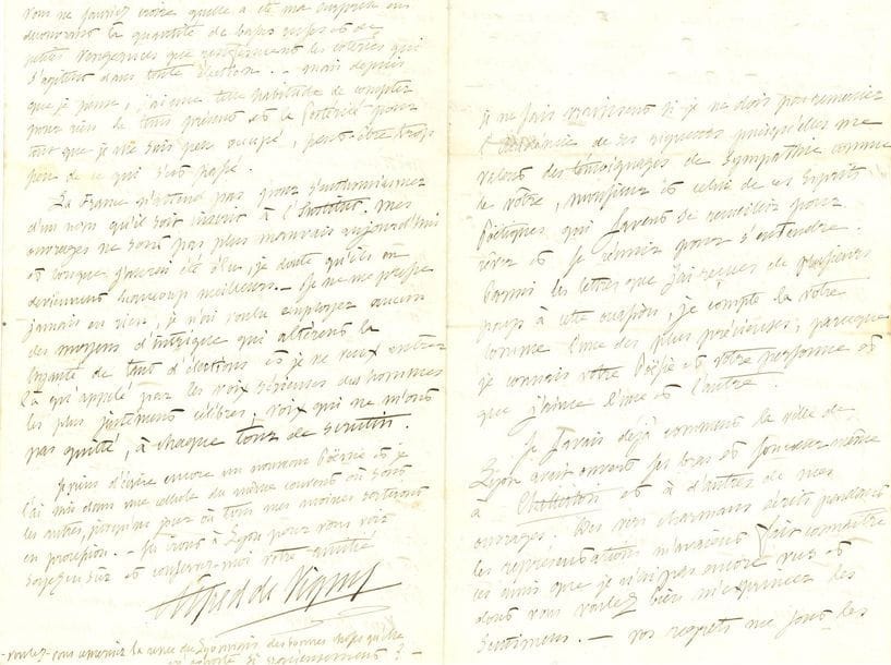 VIGNY Alfred de (1797-1863) [1845, 32e f].
L.A.S. « Alfred de Vigny », [20 (?) mai 1842], au poète Victor de LAPRADE ; 4 pages in-8.

Très belle lettre sur son échec à l’Académie française, et sur la poésie.
[Vigny a subi trois échecs successifs au début de 1842 pour ses premières candidatures à l’Académie, le 17 février (c’est le duc Pasquier et Ballanche qui furent élus) et le 4 mai (contre Henri Patin). Victor de LAPRADE (1812-1883) a publié dans la Revue du Lyonnais un grand article soutenant énergiquement la candidature de Vigny, qui ne sera élu que le 8 mai 1845, à sa septième tentative.]
« Je ne sais vraiment si je ne dois pas remercier l’Académie de ses rigueurs puisqu’elles me valent des témoignages de sympathie comme le vôtre, Monsieur, et celui de ces Esprits Poëtiques qui savent se recueillir pour rêver et se réunir pour s’entendre. Parmi les lettres que j’ai reçues de plusieurs pays à cette occasion, je compte la vôtre comme l’une des plus précieuses, parce que je connais votre Poësie et votre personne et que j’aime l’une et l’autre.
Je savais déjà comment la ville de Lyon avait ouvert ses bras et son cœur même à Chatterton et à d’autres de mes ouvrages. […] Vos regrets me sont les plus doux à entendre car c’est dans vos cœurs fervens que demeure et se conserve l’amour de la Poësie et le talent des Poëtes. N’espérons pas que le nombre soit jamais bien grand de ceux qui sauront seulement comprendre la Poësie et suivre nos pensées sous le double voile du symbole et de l’harmonie. J’ai vu et vous aussi sans doute, des hommes de beaucoup d’esprit, (mais d’esprit seulement) tout éblouis et comme étourdis d’une lecture de la plus belle Poësie, ne pas y comprendre un mot, l’avouer et demander une seconde ou troisième lecture.
Excepté par les Poëtes, les vers sont toujours mal lus et c’est encore une des barrières qui séparent le Poëte du public, j’ai souvent pensé qu’il nous faudrait des Rapsodes. La prose plus heureuse n’a pas besoin de l