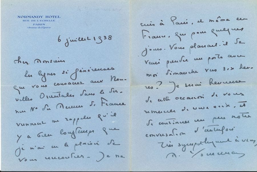 YOURCENAR Marguerite (1903-1987) [AF 1980, 3e f].
L.S. et L.A.S. « M. Yourcenar » et « Marguerite Yourcenar », 1932-1938 à André FRAIGNEAU ; 1 page petit-in-4 dactylographiée sur papier mauve avec enveloppe, et 2 pages in-8 sur papier bleu à en-tête Normandy Hotel Paris.

[André FRAIGNEAU (1905-1991), lecteur aux éditions Grasset, avait inspiré à Yourcenar une passion intense, mais sans espoir.]
Lausanne 23 mai 1932. Elle a terminé son livre en chemin de fer, et comme elle en a tourné une page « avec un doigt qui venait de servir à égaliser un fard, une de vos pages semble avoir saigné. J’aime votre livre. […] Il me plait que ce livre vous ressemble, et que tant de ténèbres finissent par mouler votre image. Je pense à l’histoire que vous m’avez racontée, et j’imagine un torse de lutteur sûr de ne pas vaincre […] ou de suppliant sûr de ne pas être exaucé. Mais peut-être serait-il temps de s’exaucer soi-même »… 
Paris 6 juillet 1938. Elle le remercie pour les « lignes si généreuses » qu’il a consacrées dans le Mercure de France à ses Nouvelles Orientales, qui lui rappellent qu’ils ne se sont pas vus depuis bien longtemps. De passage à Paris quelques jours, elle l’invite à boire un porto dimanche…