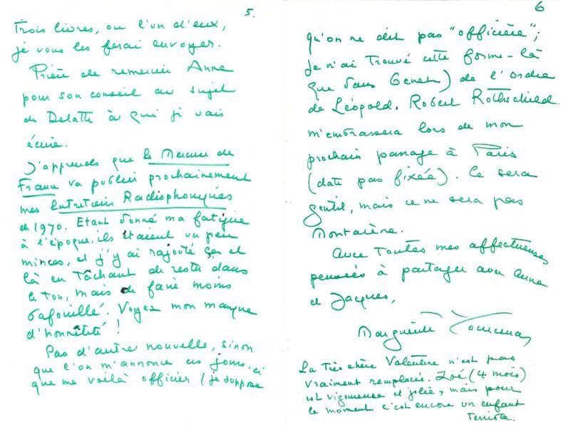 YOURCENAR Marguerite (1903-1987) [AF 1980, 3e f].
2 L.A.S. « Marguerite Y » et « Marguerite Yourcenar », 1955-1972, à la princesse Hélène SCHAKHOWSKOY ; 2 pages in-4 à vignette et en-tête Stadshotellet, Visby, et 6 pages in-8 à l’encre verte, enveloppes.

Belle correspondance avec la directrice des éditions des femmes bibliophiles, Les Cent Une.
[Elle publiera notamment Alexis ou le Traité du vain combat de Yourcenar, illustré par Salvador Dali.]
Visby (Suède) 22 mai 1955. Elle lui avait promis une bague en bronze qui l’avait intéressée, « copie d’un modèle ancien, acheté au Musée de Copenhague ». N’ayant pu y retourner, elle lui envoie « la bague que je vous ai montrée à Paris. Je l’ai moi-même fait copier en or, pour mon propre usage, afin de la posséder dans une matière un peu plus belle » ; elle lui conseille de faire de même... Elle part le 8 juin aux États-Unis à Northeast Harbor, dans le Maine, « pour un assez long séjour de travail et de repos »…
Petite Plaisance, 5 janvier 1972. Elle a placé la belle pierre qu’elle lui a donnée « avec des empreinte de plantes fossiles trouvées dans le sol de notre jardin, une baguette de bois décortiquée par des castors du voisinage, qui l’ont marquée de signes quasi runiques, […] au pied du plâtre d’un des “bronzes de Bavai”, une Grande Mère gallo-romaine qui m’est particulièrement chère, d’un très bon style IIIe ou IVe siècle, avec un buste très allongé qui fait déjà prévoir la Fortitude de Botticelli ». Elle la remercie de lui donner des nouvelles de leur ami l’éditeur Charles ORENGO qui vient d’être opéré. Elle parle ensuite sans enthousiasme de sa biographie par Jean BLOT (Seghers, 1980), qu’elle ne connait pas, et dont le résultat ne l’étonne pas : il n’a pas voulu la rencontrer pour être plus libre dans son travail, mais « nos longueurs d’ondes ne se rejoignent en aucun point » et certaines erreurs auraient pu être évitées s’il l’avait vue cinq minutes… « J’apprends par Anne [QUELLENNEC, présidente 