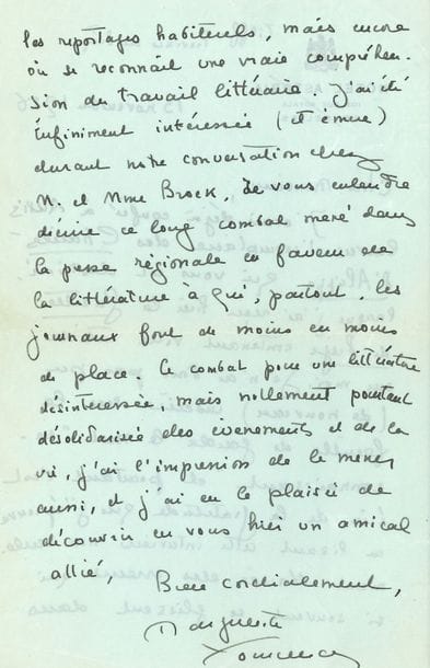 YOURCENAR Marguerite (1903-1987) [AF 1980, 3e f].
L.A.S. « Marguerite Yourcenar », Tilff 13 novembre 1956, à Victor MOREMANS à la Gazette de Liège ; 2 pages in-8 à en-tête Hotel Astoria Bruxelles biffé, enveloppe.

Elle lui a envoyé un exemplaire des Charités d’Alcippe pour le remercier de son article sur elle dans la Gazette de Liège : « c’est bien de la gratitude que j’éprouve en lisant cette interview non seulement dénuée des erreurs qui si souvent se glissent dans les reportages habituels, mais où se reconnaît une vraie compréhension du travail littéraire »… Elle a été émue par sa description du « long combat mené dans la presse régionale en faveur de la littérature à qui, partout, les journaux font de moins en moins de place. Ce combat pour une littérature désintéressée, mais nullement pourtant désolidarisée des événements et de la vie, j’ai l’impression de le mener aussi »…